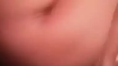 Desi escort girl exposes pussy in the Desi hotel room for MMS hunters