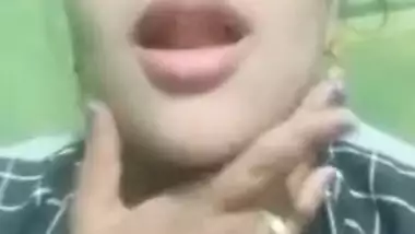 Beautiful Desi XXX bitch undresses and shows her boobs and cunt on selfie cam