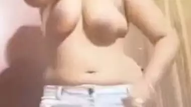 Amateur XXX videos help the nerdy Desi coed earn money for study