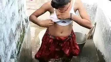 Indian Desi girl in the bathroom fully naked, era recording