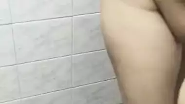 Cute XXX MILF makes MMS video of herself shaving the twat for Desi fans