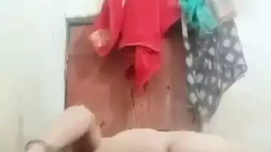 A milf from Dhaka masturbates during a bath