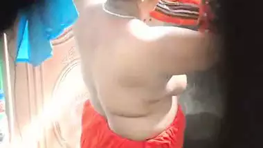 Mature aunty bathing caught by tenant guy viral MMS