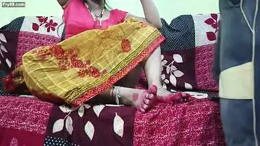 Pila saree pahankar Desi bhabhi ne apane hi uncle ke sath chud gahi
