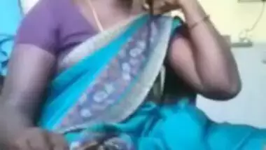 Indian aunty shows what she has got under sari in homemade XXX video