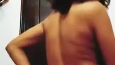 Ravishing Desi girl with beautiful XXX boobs fools around in bath