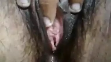 Bored Desi housewife puts XXX pinky flower in camera for MMS fans