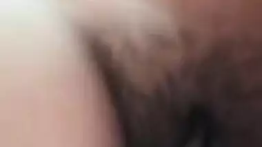 Hairy Desi pussy of hot chick swallows hubby's XXX dong in MMS movie