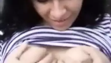 Desi babe is okay with porn so she masturbates pussy on the camera