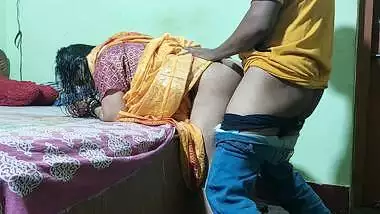 Today Salu Bhabhi was looking hot in a yellow saree. husband fucks a lot