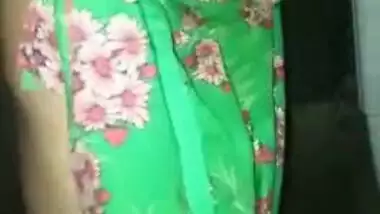 Indian diva shows off what she has under her XXX sari before fan