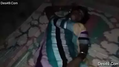 Desi aunty is perfect pulling sari up so man wants to make sex video