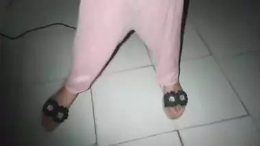 I Put My Dick In My Desi Girlfriend Mouth In The Salon, Then I Fuck Her Pussy And She Cums Like