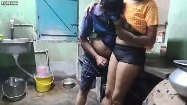 Indian bengali pinki vabi kitchen pe kam kar rahi thi or davor aakar maje se choda vabi ko or lund ka pura pani chut pe