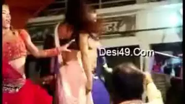 Indian dancer caught flashing tits outdoor for lovers in Desi mms video