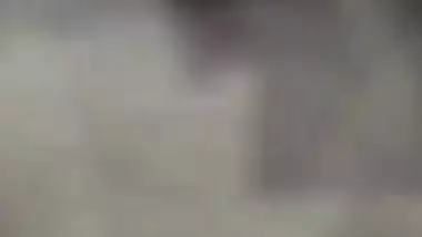 MMS video of guy who thrusts XXX tool into shaved orifice of Desi MILF