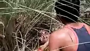Cute XXX girl has pussy scored by Desi man on camera MMS in the field