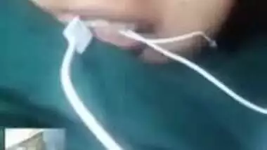 Hot look Desi Clg Girl Showing her Boobs on Video Call New Mms