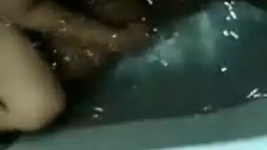 Delhi hot wife seduces hubby’s friend in bathtub, Hubby records