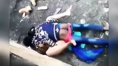 Outdoor fucking a neighbor's indian wife while her husband is at work, Desi MMs