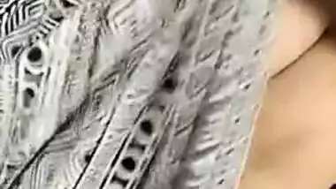 Desi girl is sexy and she knows it so exposing boobs is easy