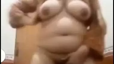 Bhabhi shaking hip during fingering on live cam