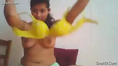 Spicy Desi girl exposes XXX naked body and then puts her clothes on