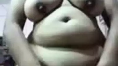 Married Desi woman makes MMS video of her naked XXX beauty close-up