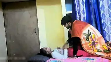 Horny Junior Accidentally gets into OYO Room with her Senior