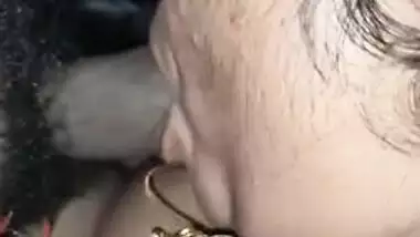 Nasty Desi bitch gives a good blowjob to her friend’s husband XXX