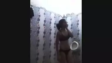 Nice sex video of modest Desi girl who shows XXX assets in bathroom