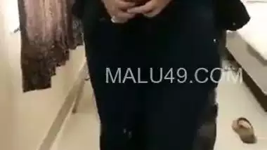 A guy fingers his GF’s pussy before the mirror in gf bf sex