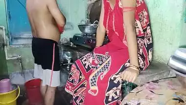 Indian Bengali Kitchen Pe Khana Bana Raha Tha Davor Or Vabi Ko Lagha Sex Ki Vuk Davor Ne Mast Choda Vabi Ko Kitchen Me