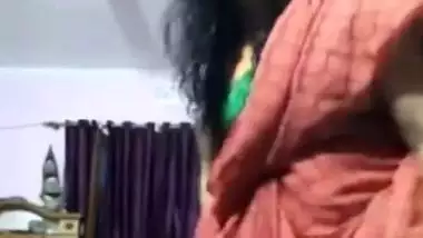 Indian whore gives sex joy to XXX fans flashing a bit her pussy