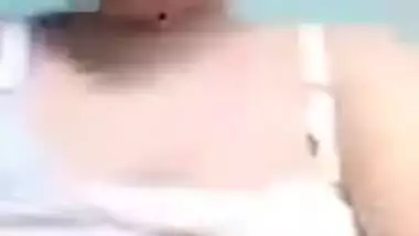 Eye-catching Desi girl talks to man who pays to see XXX body parts