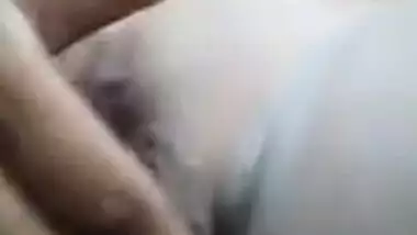 Desi MILF has shaved XXX hole to expose it on camera in the MMS video