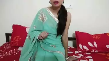 Desi mom DIRTY says on clear hindi how she fucked while studying with big cock