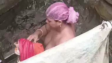 Tanker bhabhi bathing outdoor caught by neighbor