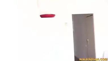 Police wali ne chor ko apne boobs se dhoodh pilaya aur jamkar choda