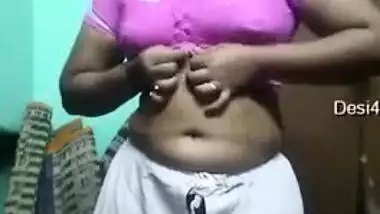 Indian doesn't hesitate to take clothes off and pose nude in XXX clip