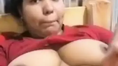 Chunky Desi wife cums hard when teasing her XXX twat on the camera