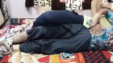 Choti Sali Ko Akele Pakr Chod Diya , Room Me Akeli Soi Hui T