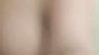 Bhabhi holding milky boobs in Pakistani solo nude clip