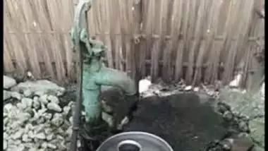 Cutie caught washing body outdoor in Desi mms clip filmed by lover