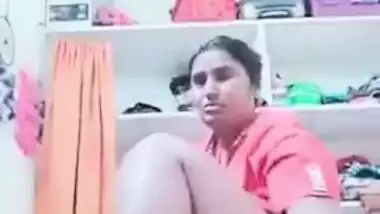 Desi woman shows up in the nude on sex camera and puts wear on XXX body