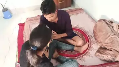 Stud enjoys slender body and wet twat of Desi sister in MMS video