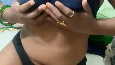 Naughty lady records her nude MMS during girls’ talk