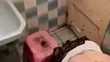 Mature auntie in hijab hikes up dress to have Desi XXX cunt drilled