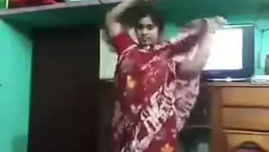 Camera captures Bangladeshi Desi slut who strips for money in XXX video