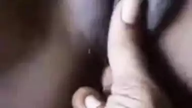 Desi wife enjoys having her XXX anus fingered by man in MMS clip